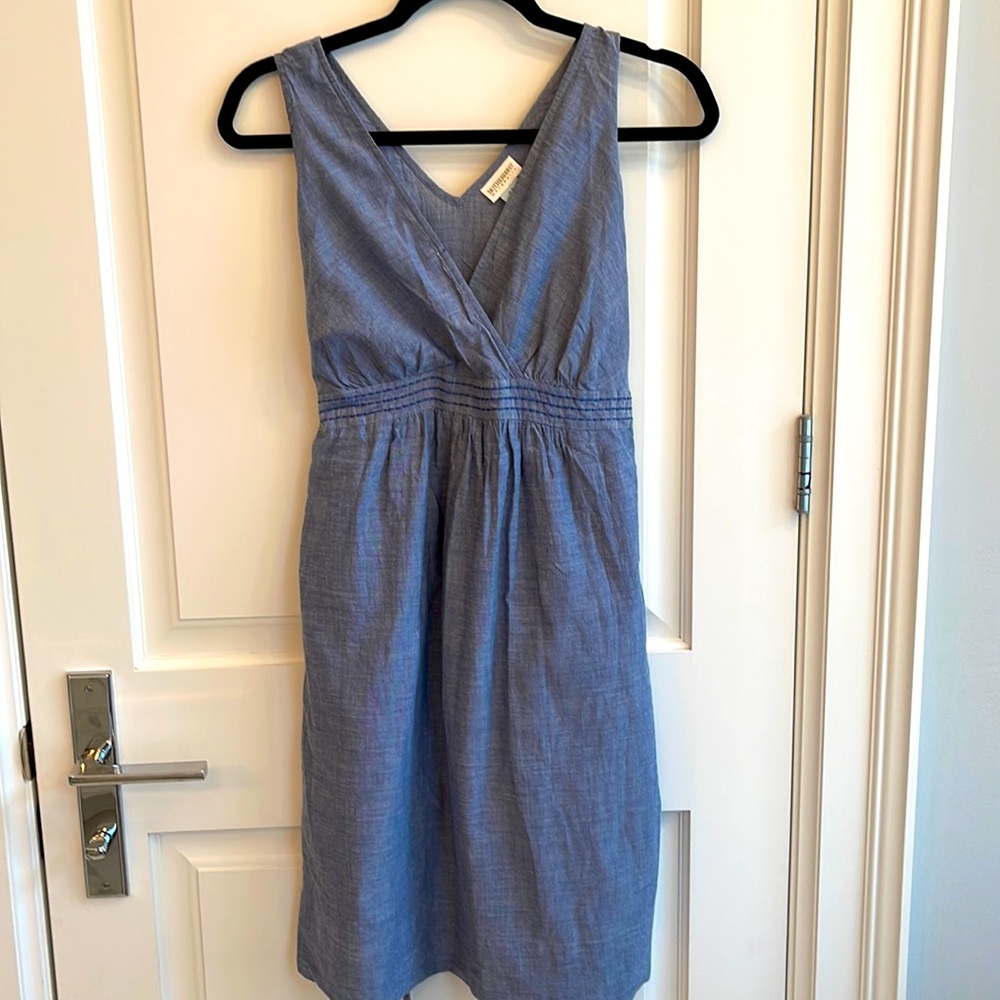 Lightweight and light denim maternity dress from Motherhood. 💙